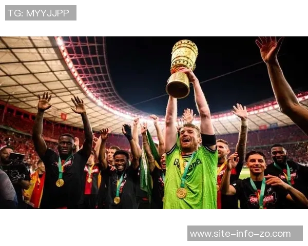 谢尔基分享全场最佳奖杯照片庆祝2025年完美收官时刻